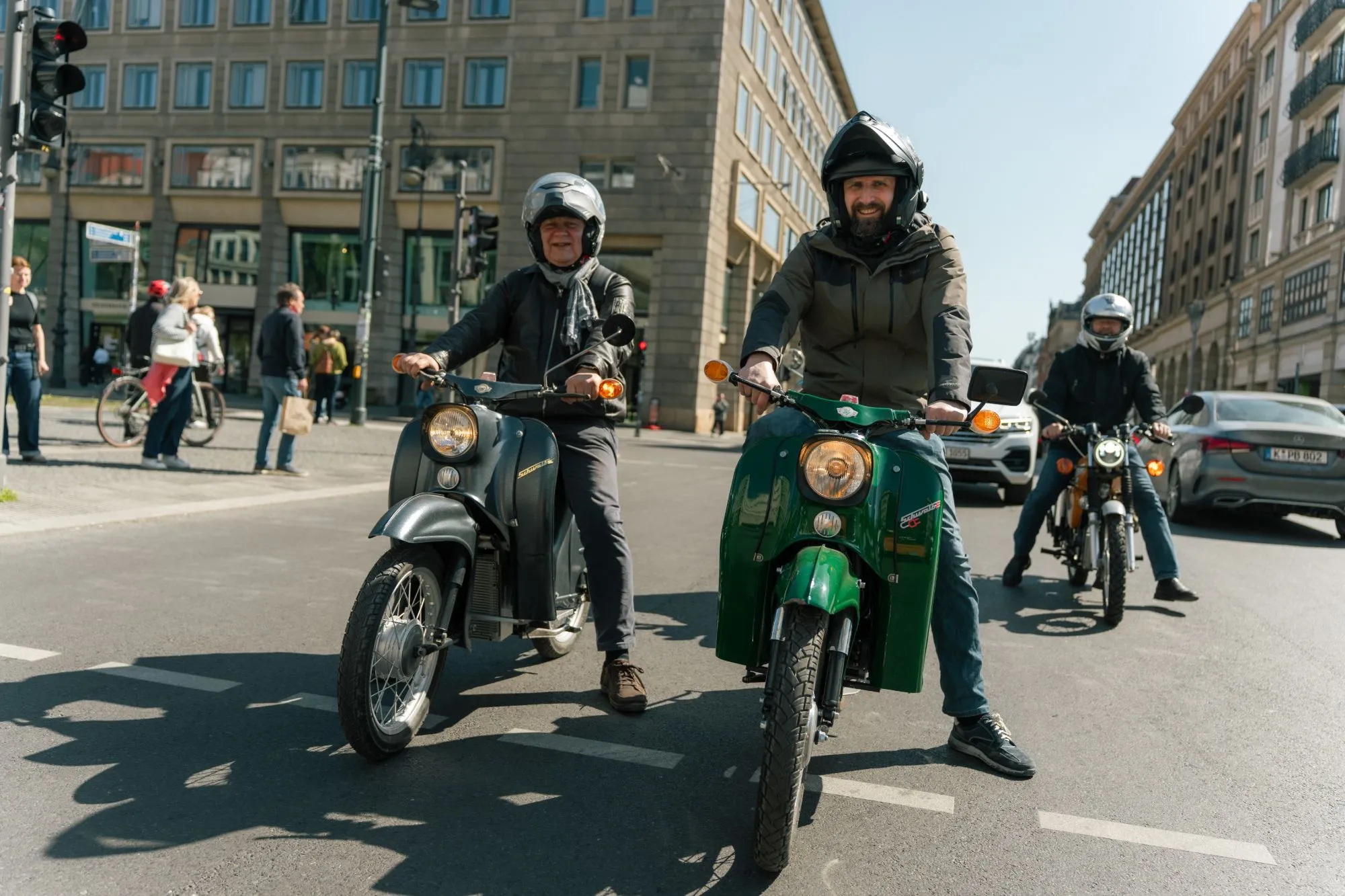zwei fahrer auf simson schwalben bei der gemeinsamen ausfahrt durch berlin-mitte