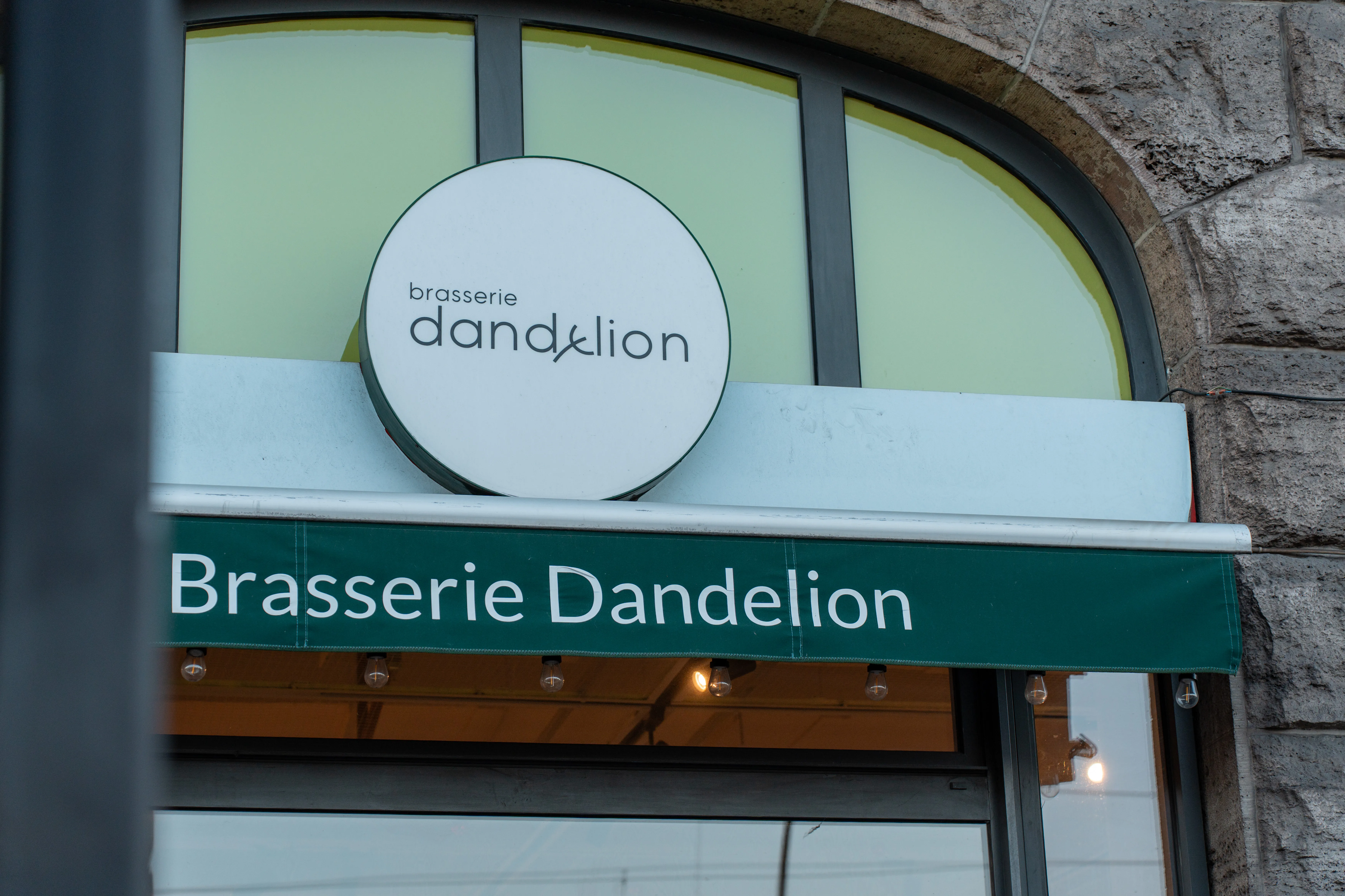 schild der „brasserie dandelion" in berlin, veranstaltungsort des workshops