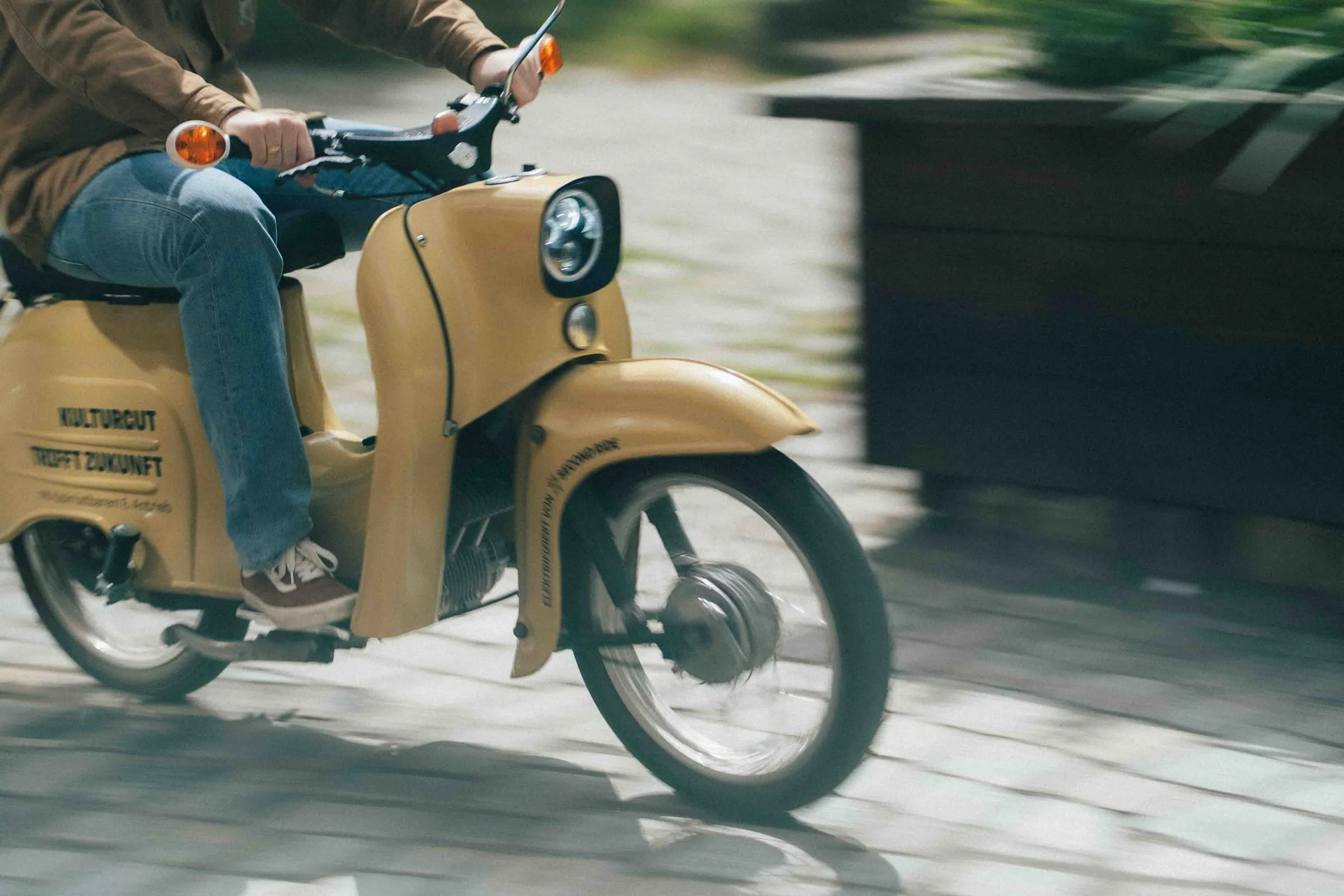 nahaufnahme des vorderrads mit schriftzug „elektrifiziert von second ride" während der fahrt