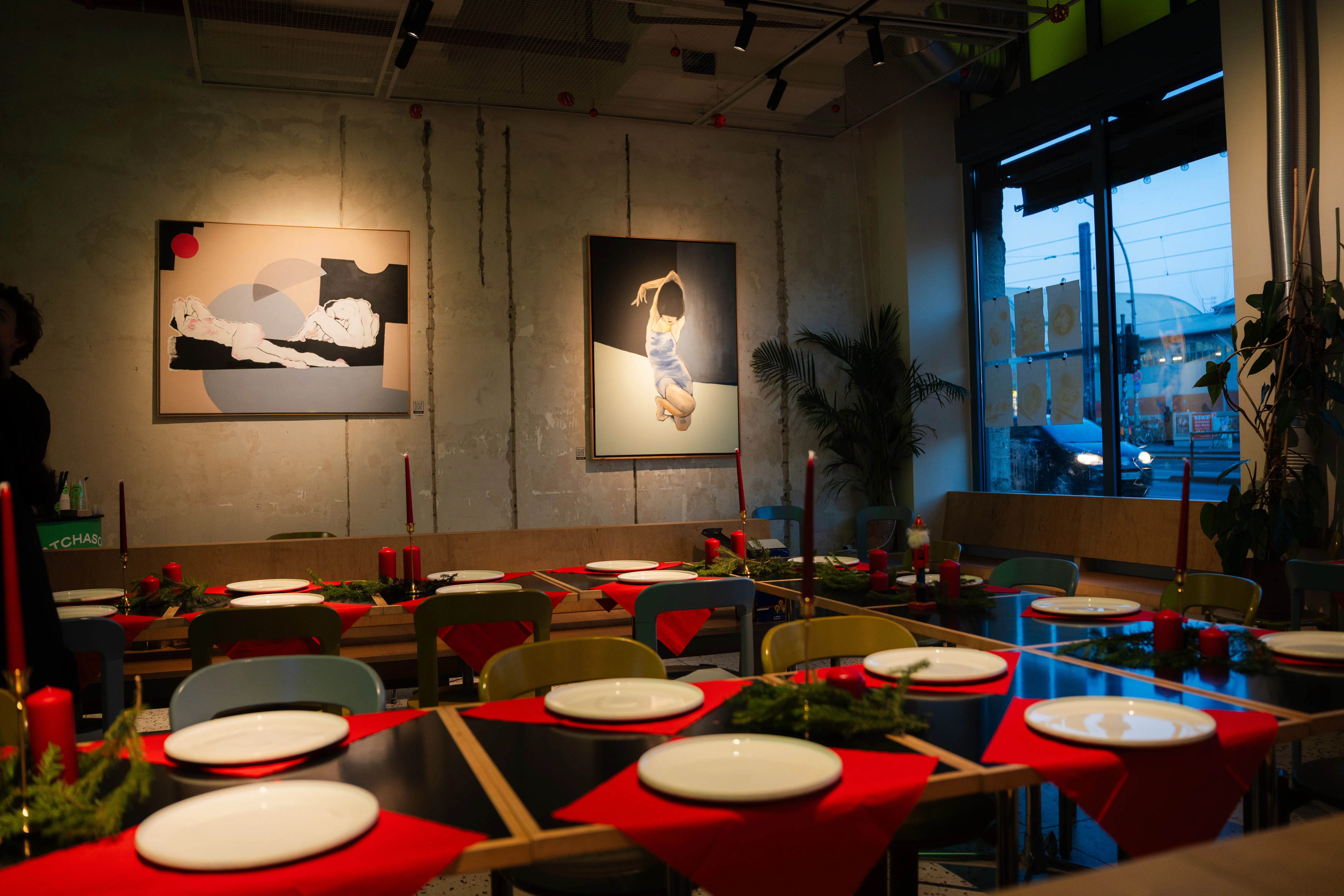 gedeckte tische im restaurant mit kerzen und wandbildern