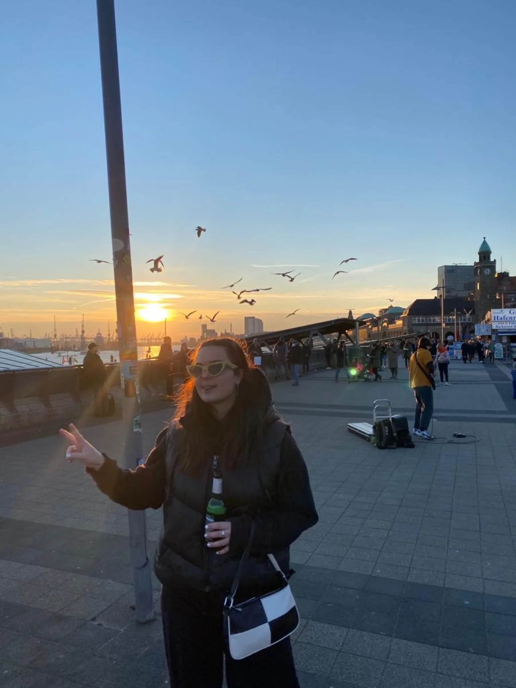 kiana ehmann an den hamburger landungsbrücken bei sonnenuntergang