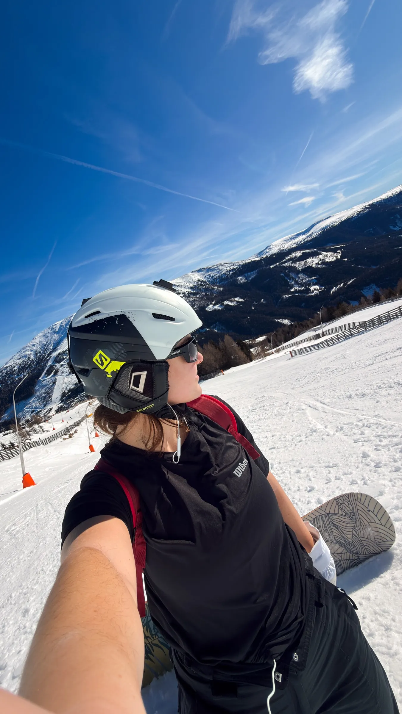 kiana ehmann beim snowboarden in den bergen