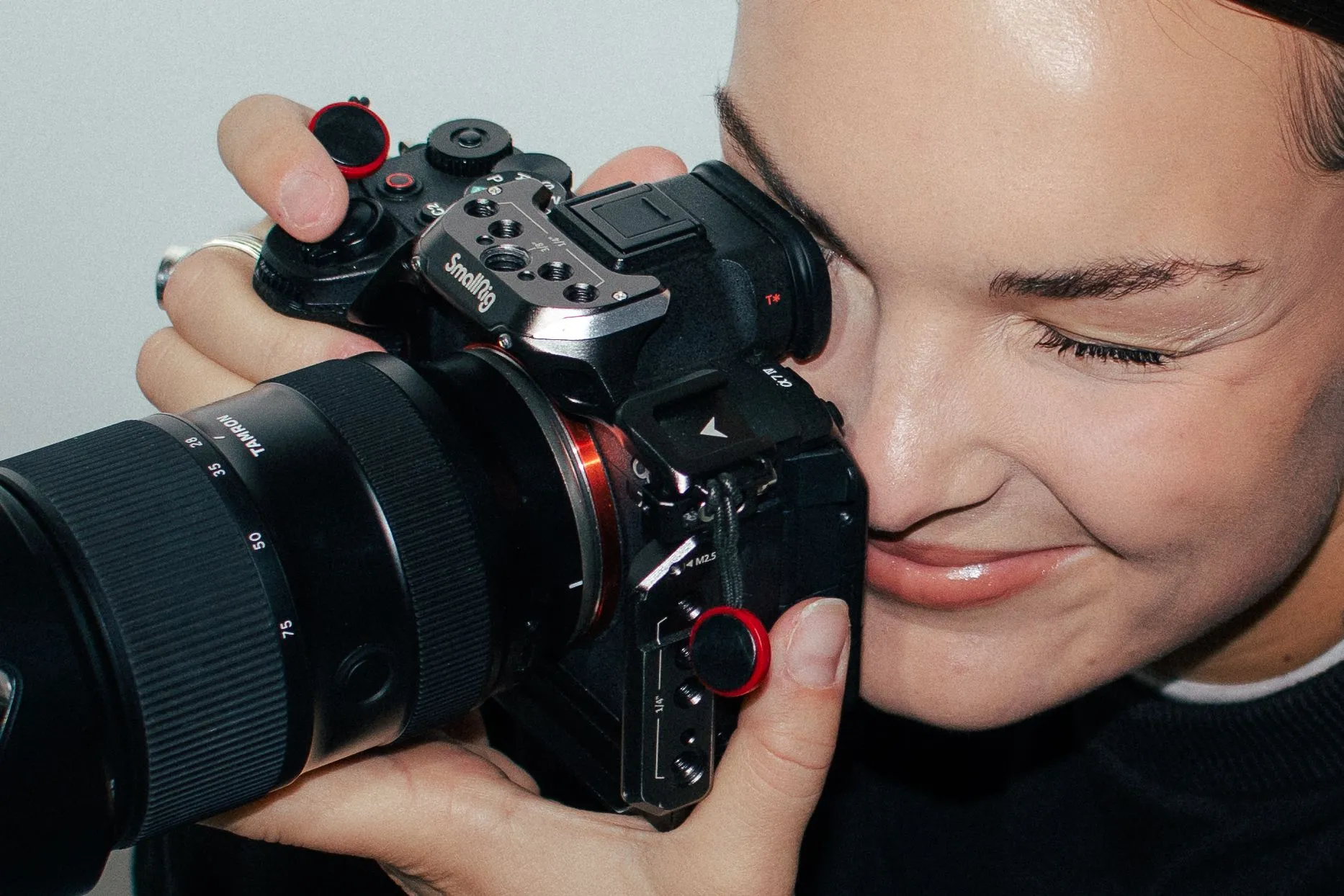 kiana ehmann fotografiert mit ihrer kamera, nahaufnahme